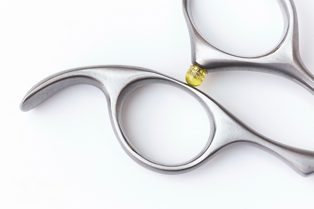 Monet-Pink-Tensioner-Cutting-Close-Up-2